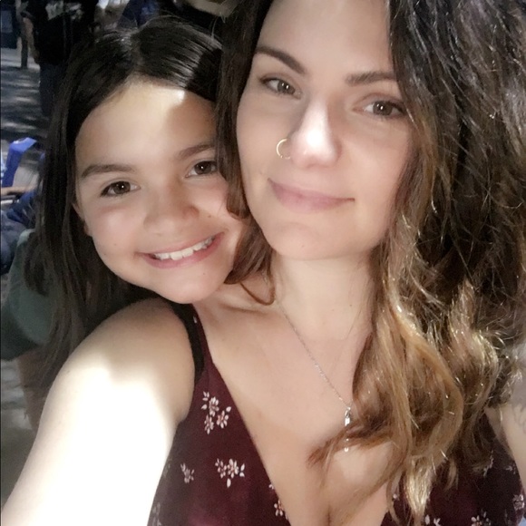 Meet your Posher, Nichole - Picture 2 of 2